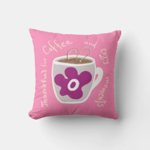 Gemütliche Kaffeetasse mit großer Blume und Zitat Kissen