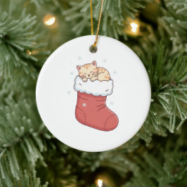 Gemütliche Katze im Weihnachtsstrumpf - Schlafende Keramik Ornament
