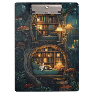 Gemütliche Katze in einer Bibliothek mit magischen Klemmbrett