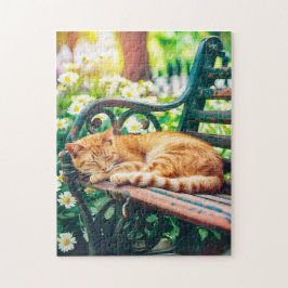 Gemütliche Katze schläft im Garten auf einer Bank Puzzle