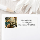 Gemütliche Lady Reading mit Kaffee und Katze (Insitu)