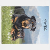 Gemütliche Mama und Tochter Rottweiler Personalisi Fleecedecke (Vorderseite (Horizontal))