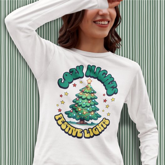 Gemütliche Nächte, festliche Lichter Weihnachtsbau T-Shirt