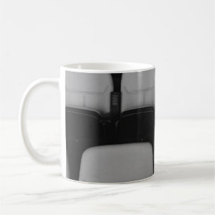 GEMÜTLICHE, WEISSE UND SCHWARZE THEATERSTÜHLE MIT KAFFEETASSE
