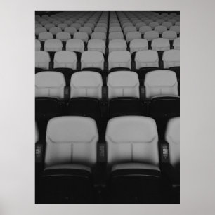 GEMÜTLICHE, WEISSE UND SCHWARZE THEATERSTÜHLE MIT POSTER