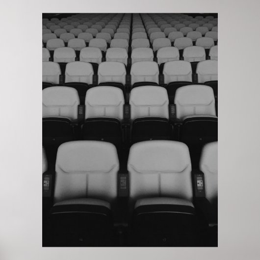 GEMÜTLICHE, WEISSE UND SCHWARZE THEATERSTÜHLE MIT POSTER (Vorne)