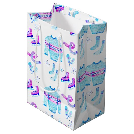 Gemütliche Winterausrüstung Il Skaten Holiday Mittlere Geschenktüte (Vorderseite Schrägansicht)