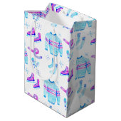 Gemütliche Winterausrüstung Il Skaten Holiday Mittlere Geschenktüte (Rückseite Schrägansicht)