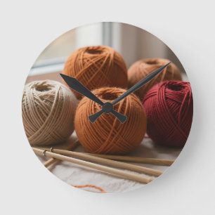 Gemütliche Wollknäuel Stricken in Herbsttönen Runde Wanduhr