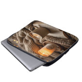 Gemütlicher Abend mit Kerzen und Decken Laptopschutzhülle (Vorne Knopf)