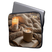 Gemütlicher Abend mit Kerzen und Decken Laptopschutzhülle (Vorderseite Links)