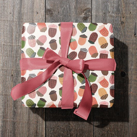 Gemütlicher Fall warmer weißer Herbst Acorn Geschenkpapier