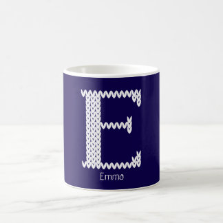 Gemütlicher gestrickter Alphabetbuchstabe E Kaffeetasse