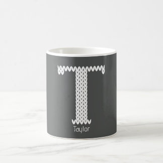 Gemütlicher gestrickter Alphabetbuchstabe T Kaffeetasse