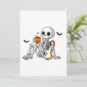 Gemütlicher Halloween-Skelett mit Kaffee- und Fled Einladung