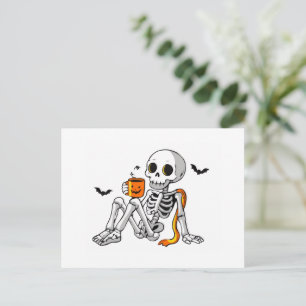 Gemütlicher Halloween-Skelett mit Kaffee- und Fled Feiertagspostkarte