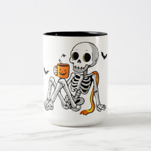 Gemütlicher Halloween-Skelett mit Kaffee- und Fled Zweifarbige Tasse