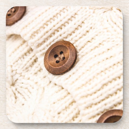Gemütlicher Kabelstrickpullover mit Holzknöpfen in Getränkeuntersetzer (Vorderseite)