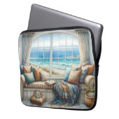 Gemütlicher Küstenfenstersitz Cottagecore Laptopschutzhülle (Vorderseite Links)