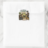 Gemütlicher Lesefrosch – Bücher • Tee • Frieden Quadratischer Aufkleber (Tasche)
