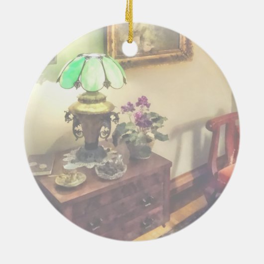 Gemütlicher Salon mit Blume Petal Lamp Keramikornament (Hinten)