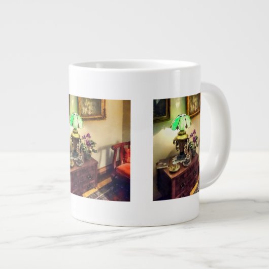 Gemütlicher Salon mit Blume Petal Lamp Template Jumbo-Tasse (Vorderseite Rechts)