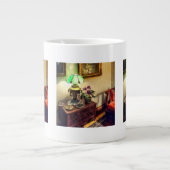 Gemütlicher Salon mit Blume Petal Lamp Template Jumbo-Tasse (Vorderseite)