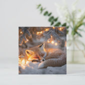 Gemütlicher Schlaffox unter verschneiten Zweigen Feiertagskarte (Stehend Vorderseite)
