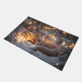 Gemütlicher Schlaffox unter verschneiten Zweigen Fußmatte (Schrägansicht)