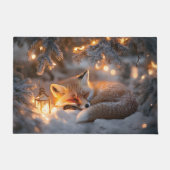 Gemütlicher Schlaffox unter verschneiten Zweigen Fußmatte (Vorderseite)