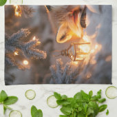 Gemütlicher Schlaffox unter verschneiten Zweigen Geschirrtuch (Gefaltet)