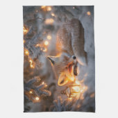 Gemütlicher Schlaffox unter verschneiten Zweigen Geschirrtuch (Vertikal)