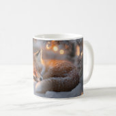 Gemütlicher Schlaffox unter verschneiten Zweigen Kaffeetasse (VorderseiteRechts)