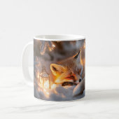 Gemütlicher Schlaffox unter verschneiten Zweigen Kaffeetasse (Vorderseite Links)