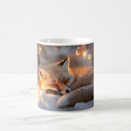 Gemütlicher Schlaffox unter verschneiten Zweigen Kaffeetasse (Mittel)