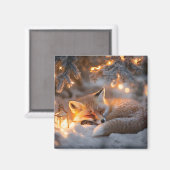 Gemütlicher Schlaffox unter verschneiten Zweigen Magnet (Vorderseite/Rückseite)