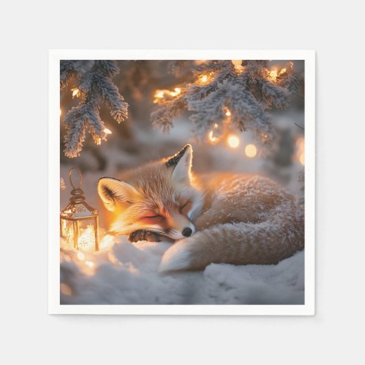 Gemütlicher Schlaffox unter verschneiten Zweigen Serviette (Vorderseite)