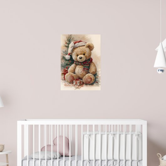 Gemütlicher Teddybär mit Weihnachtsmannmütze und W Poster (Kinderzimmer 2)