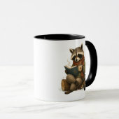 Gemütlicher Waschbär liest Buch mit Kaffeetasse (VorderseiteRechts)