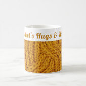 Gemütlicher Winter im Sweater | Hugs & Hot Cocoa Kaffeetasse (Mittel)
