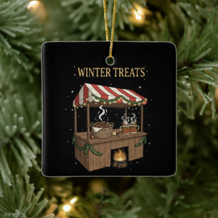 Gemütlicher Wintermarktstand mit Weihnachtssüßigke Keramikornament