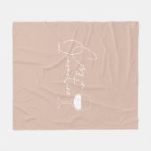 Gemütliches Ambiente im Quarantäne Wine Blush Pink Fleecedecke (Vorderseite (Horizontal))