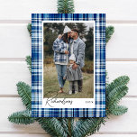 Gemütliches Blau und Weiß Kariertes Flanell Foto Feiertagskarte<br><div class="desc">Karierte  Flanell-Foto-Urlaubskarte. Das Design ist mit einer karierten,  blauen und weißen Stoffstruktur in der Flanellstruktur mit hellblauen und marineblauen Imitaten gestaltet. Personalisieren Sie Ihr Foto und passen Sie Ihren Nachnamen und das Jahr an. Von Moodthology Papery entworfen</div>