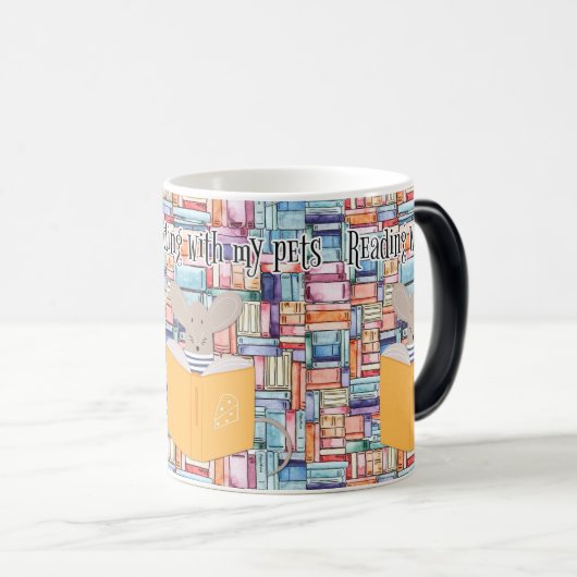 Gemütliches Buchlesen mit Haustieren - Herzerwärmu Verwandlungstasse (VorderseiteRechts)