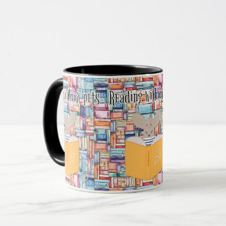 Gemütliches Buchlesen mit Haustieren und Kaffeemas Tasse