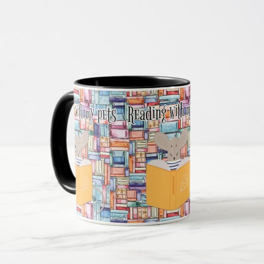 Gemütliches Buchlesen mit Haustieren und Kaffeemas Tasse (Vorderseite Links)