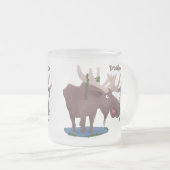 Gemütliches Elch-Cartoon-Illustration Mattglastasse (VorderseiteRechts)
