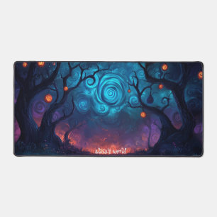 Gemütliches Fantasy Village umgeben von Pinienwäld Schreibtischunterlage