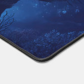 Gemütliches Fantasy Village umgeben von Pinienwäld Schreibtischunterlage (Ecke)