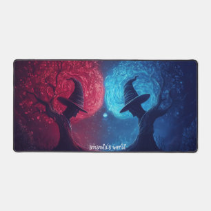 Gemütliches Fantasy Village umgeben von Pinienwäld Schreibtischunterlage